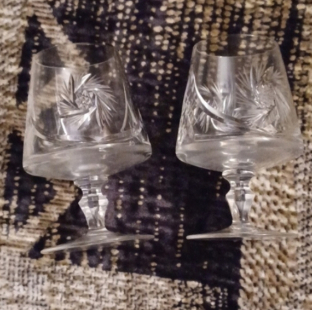 4/$80 Pinwheel Crystal Glassware - Set Of 2